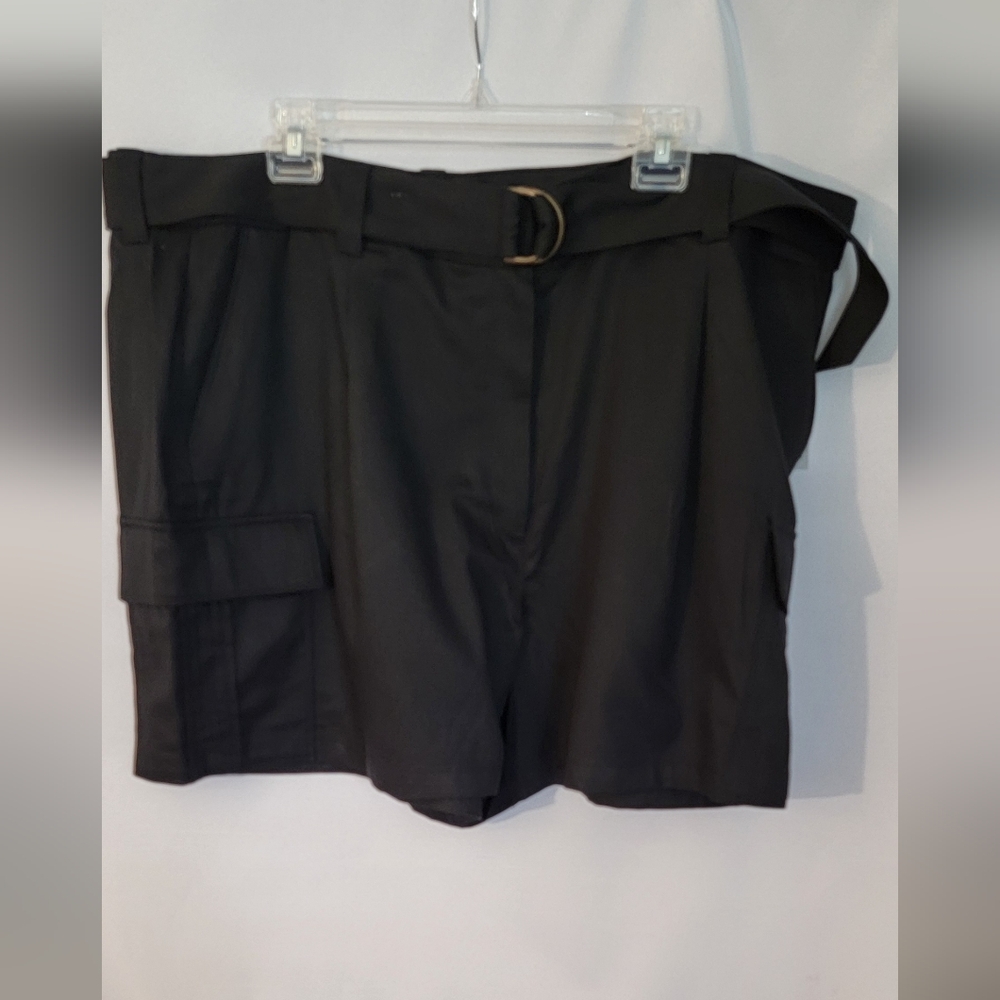 NWT Old Navy Womens Black Cargo Pleated Front Shorts Size 22